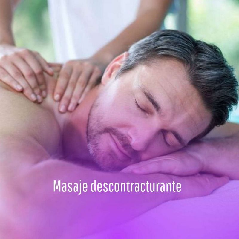 ¿Qué es un masaje deportivo? En general, el masaje describe la terapia manual del cuerpo mediante técnicas como golpeteos, masajes y caricias. Un masaje deportivo es una forma de terapia de masaje especialmente intensiva en la que un especialista se centra en las partes del cuerpo que han sufrido tensión durante el entrenamiento. El énfasis principal está en relajar o activar los músculos, aflojar la fascia y activar los tejidos blandos. Los masajes deportivos están diseñados principalmente para aliviar el dolor, favorecer la recuperación, prevenir lesiones y mejorar el rendimiento, por ejemplo, en la preparación para una competición. Técnicas de masaje utilizadas en la terapia deportiva. Durante un masaje deportivo, se suelen utilizar movimientos firmes y fuertes dirigidos hacia el corazón para estimular la circulación sanguínea. Para estimular las células y la masa muscular, el masajista masajea la zona afectada para liberar la tensión y realizar golpecitos suaves. Si el objetivo es reducir el tono muscular, se utilizan técnicas más lentas y suaves de golpeteo, amasamiento, sacudidas y caricias. Para favorecer la recuperación después del ejercicio, los terapeutas prefieren utilizar movimientos de sacudida, masaje, terapia de compresión o drenaje linfático. Este es un tipo de masaje clínico específico. Se utilizan técnicas suaves para promover el flujo linfático a través de los vasos linfáticos. Masaje deportivo vs. Masaje clásico. El masaje deportivo es un tipo especializado de masaje clásico. Otros tipos incluyen, por ejemplo, el masaje parcial, el masaje de cuerpo completo, el masaje terapéutico y el masaje de tejido profundo. En general, los masajes ofrecen relajar y aliviar la tensión en partes específicas del cuerpo, por ejemplo, para minimizar la ansiedad o reducir el dolor.